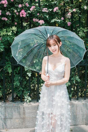 她走在美的光彩中-