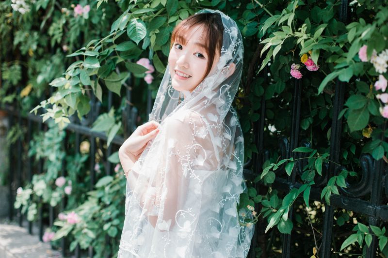 她走在美的光彩中-