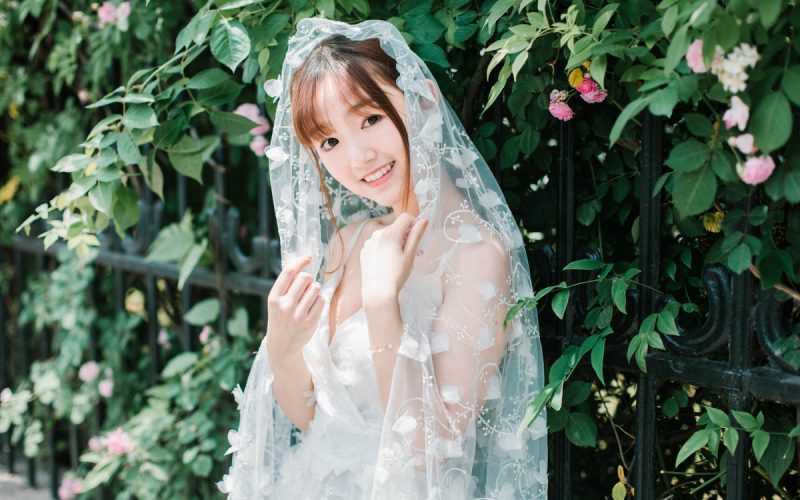 她走在美的光彩中-